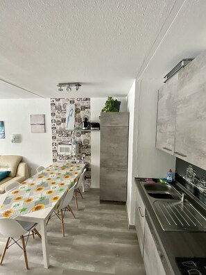 Kühlschrank, Mikrowelle, Ofen, Herdplatte