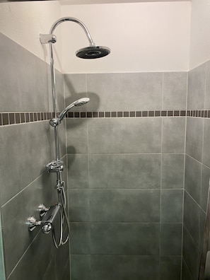 Dusche, Haartrockner, Handtücher, Seife