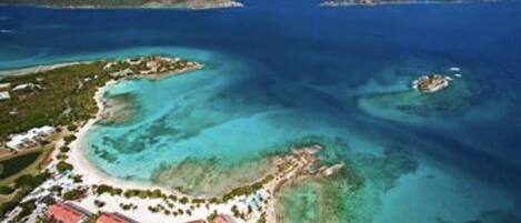 En la playa, camastros y toallas de playa