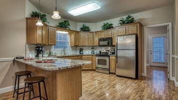 冰箱、微波炉、烤箱、炉灶