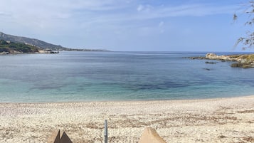 Plage à proximité, chaises longues
