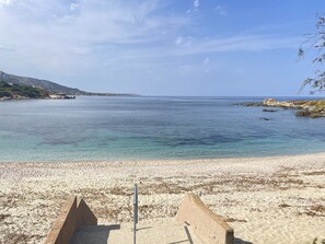 Una spiaggia nelle vicinanze, lettini da mare
