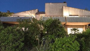 Un bâtiment moderne doté d’un toit plat et d’une grande avancée.
