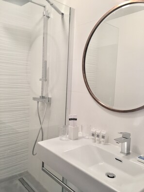 Bathtub, hair dryer, bidet, towels - House / Villa - CORBARA (Corbara)