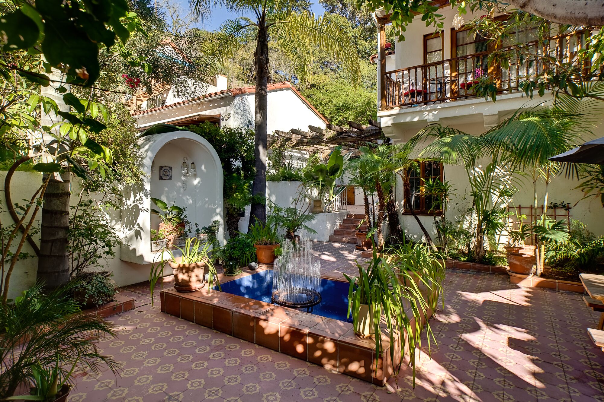 Location, location, The Best! 1 Block From Hollywood Blvd.