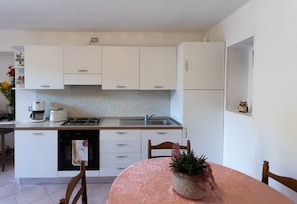 Kühlschrank, Ofen, Wasserkocher mit Kaffee-/Teezubehör, Toaster