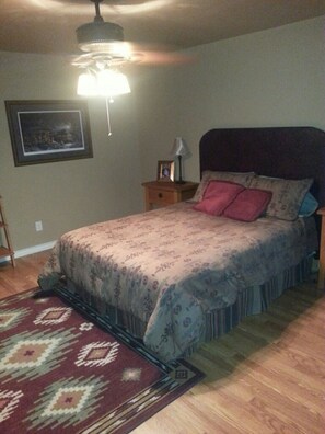 3 dormitorios, caja fuerte, escritorio y tabla de planchar con plancha