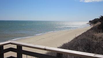 靠近海滩、沙滩椅、沙滩毛巾