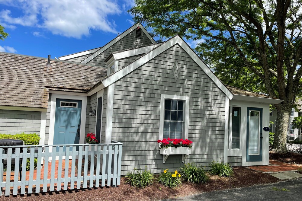 Private, Nantucket Village Style Condo, steps to beach and ocean
