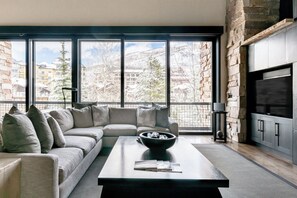 Televisión, chimenea, oficina, monitor de computadora