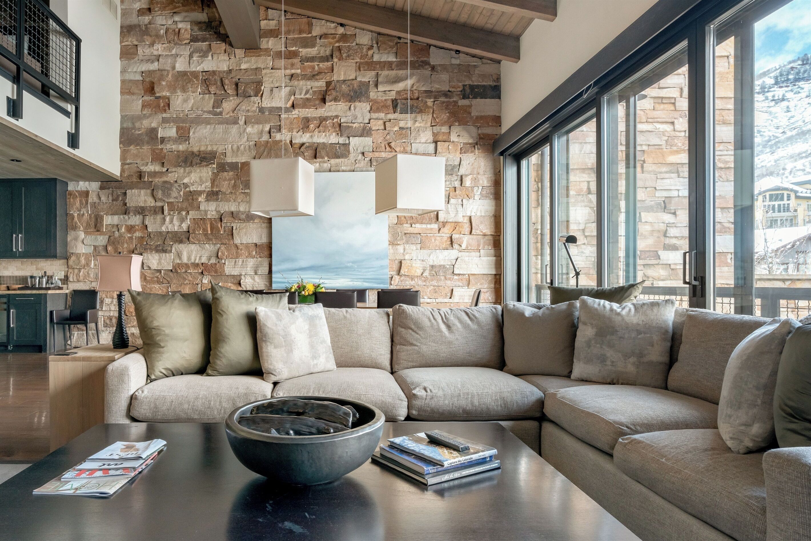 Televisión, chimenea, oficina, monitor de computadora