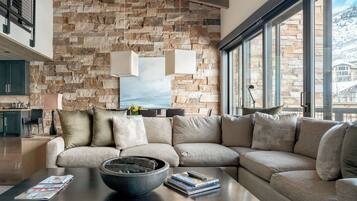 Televisión, chimenea, oficina, monitor de computadora