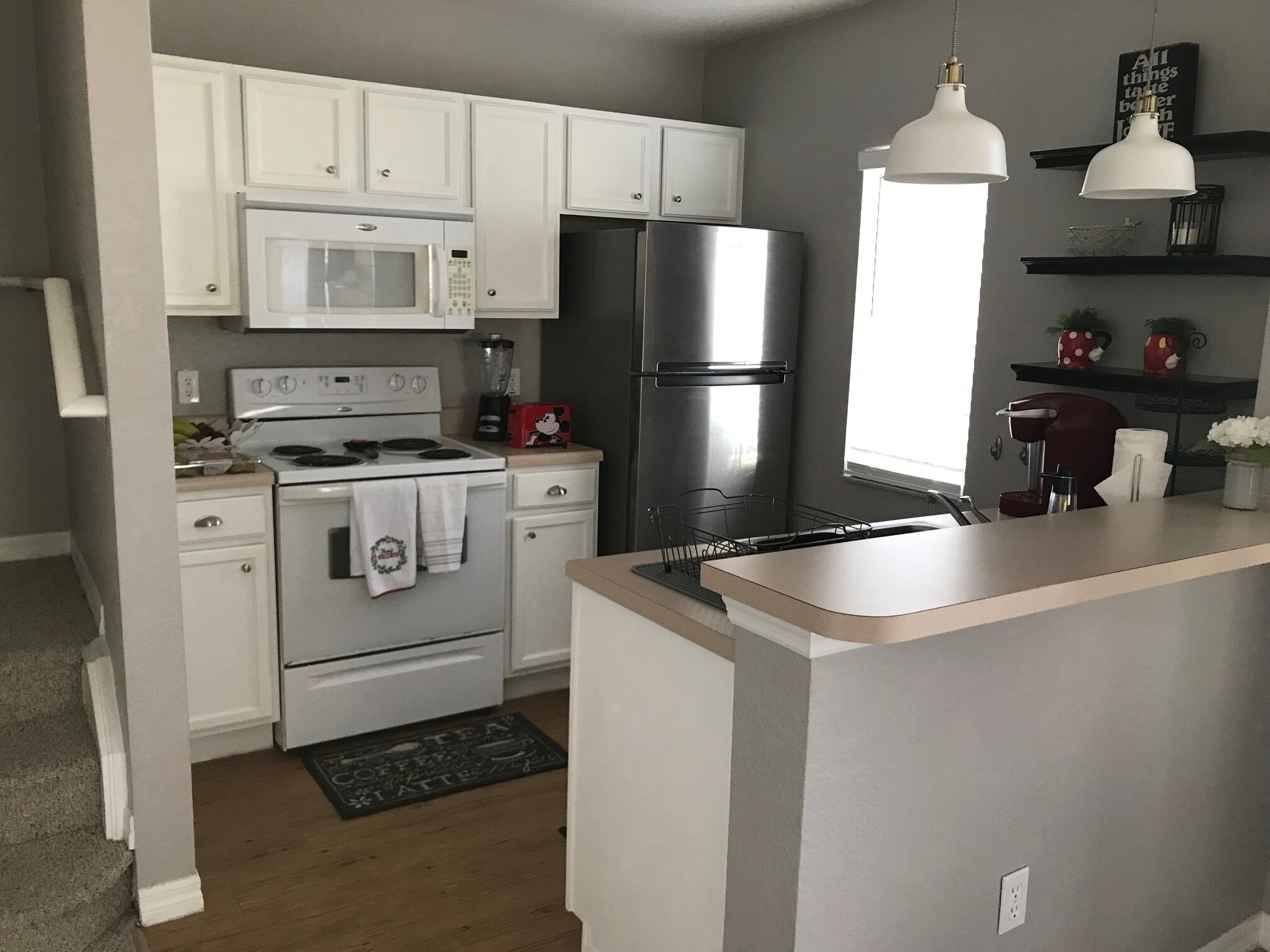 Een koelkast, een magnetron, een oven, een kookplaat