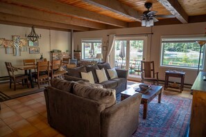 Televisión, reproductor de DVD y videoteca 