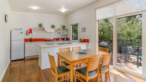 ثلاجة، ميكروويف، فرن، غسالة أطباق