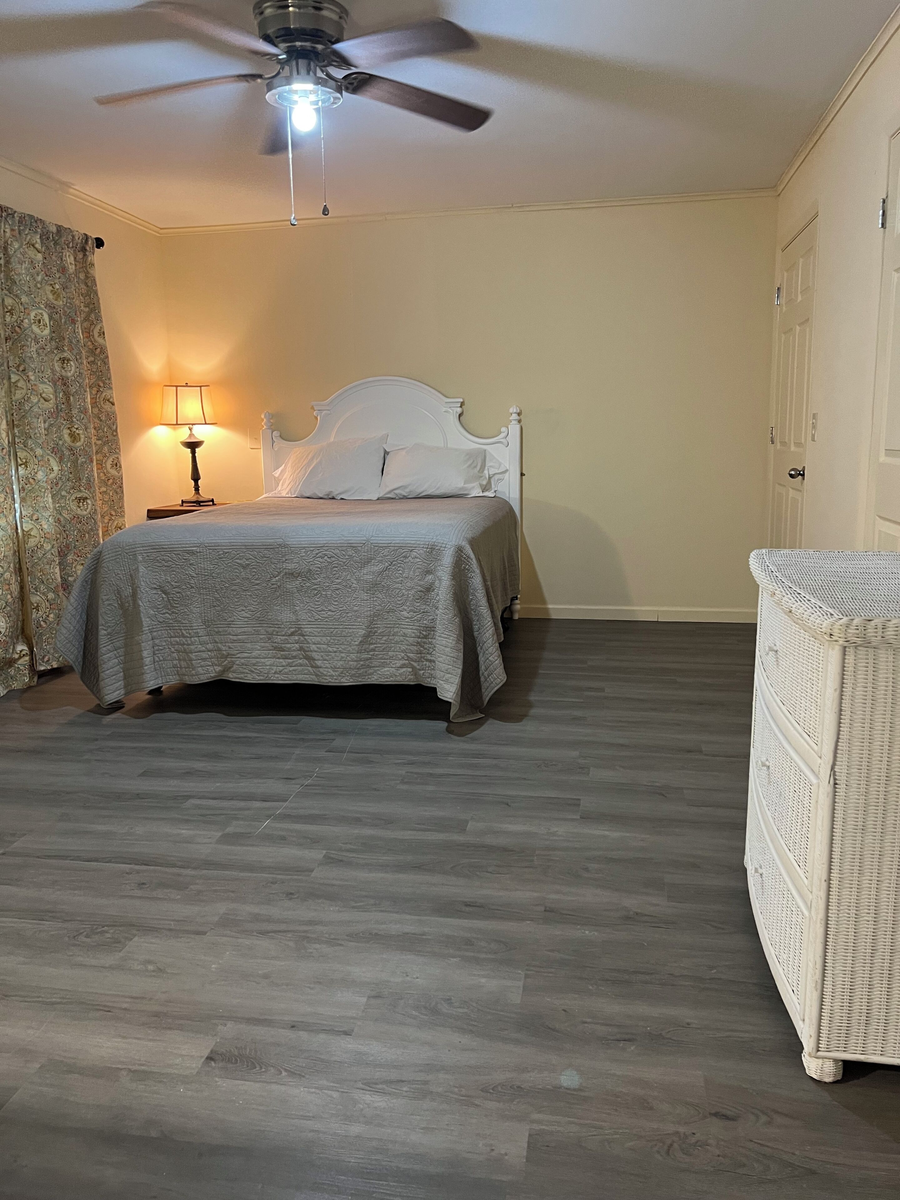 3 makuuhuonetta, silitysrauta/-lauta, ilmainen Wi-Fi, vuodevaatteet