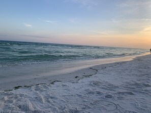 Nær stranden og solsenger