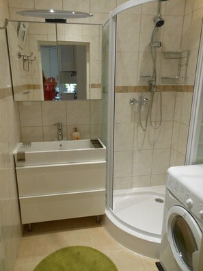 Douche, sèche-cheveux, serviettes fournies, savon