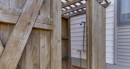 Oceanside Condo, 4 Bedrooms + Convertible bed(s), 3 Baths, (Sleeps 10)