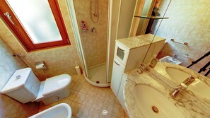 Shower, bidet, towels