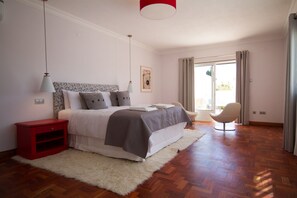 6 chambres, coffres-forts dans les chambres, fer et planche à repasser