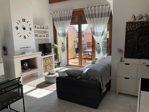 Una televisión, una chimenea, una videoteca