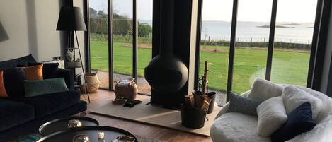 電視、壁爐、乒乓球設施、書籍