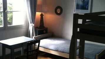 3 slaapkamers, een strijkplank/strijkijzer, beddengoed