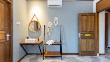 Desk, soundproofing, free WiFi, bed sheets