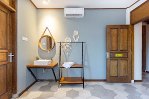 Desk, soundproofing, free WiFi, bed sheets - Interconnection Hostel (Kuta)