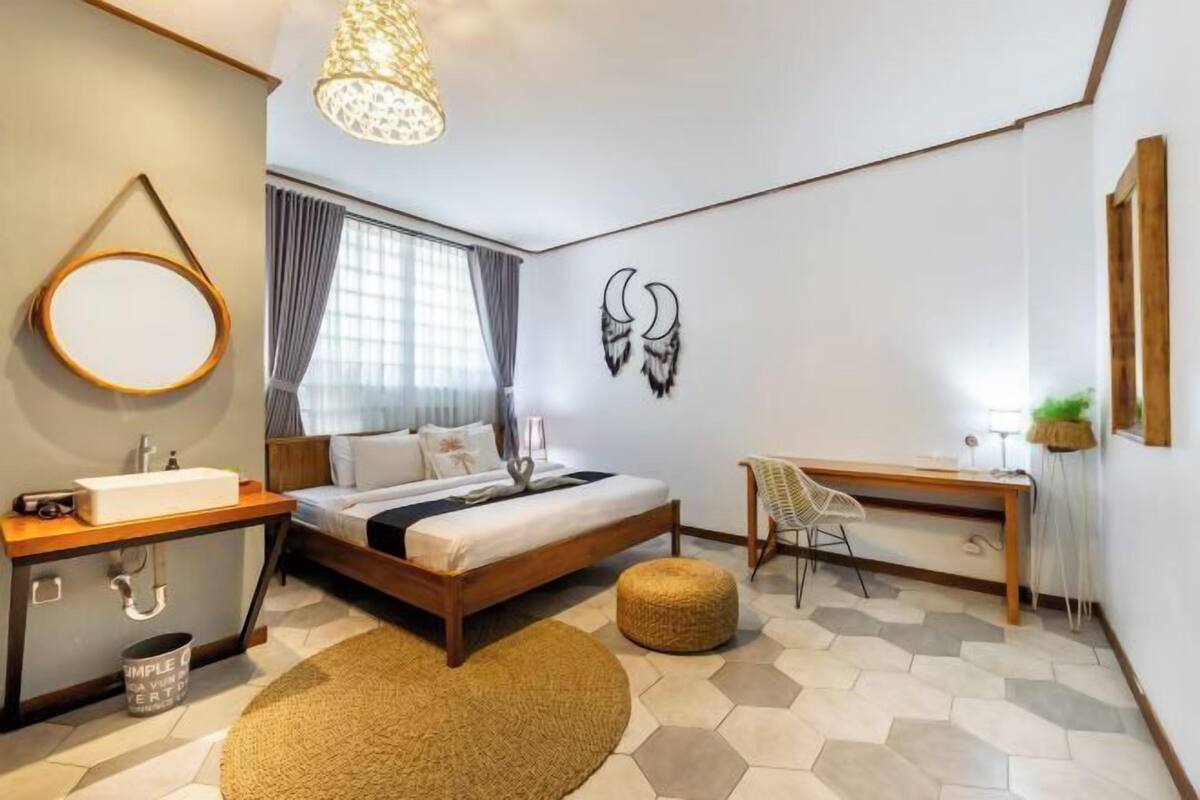 Desk, soundproofing, WiFi (free), bed sheets