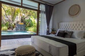 Kolam renang outdoor, dengan kursi berjemur