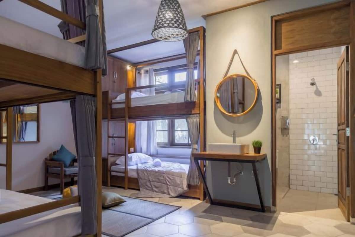 Desk, soundproofing, WiFi (free), bed sheets