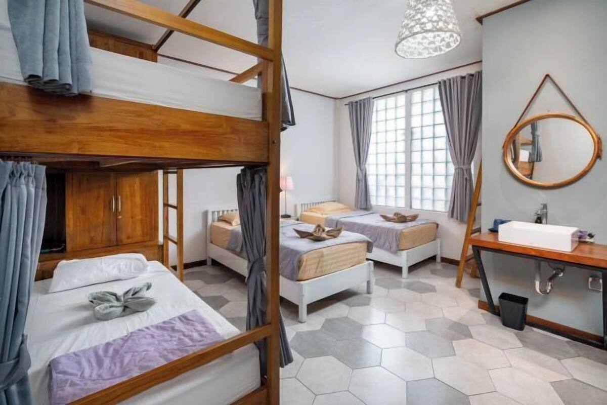 Desk, soundproofing, WiFi (free), bed sheets