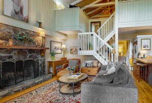 Smart TV, fireplace, computer monitors, printers - Red Rooster Cottage - Cozy home with Fenced Yard, Screened Porch, and 2 Firepits (Highlands)