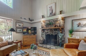 TV connectée, cheminée, écrans d'ordinateur, imprimantes