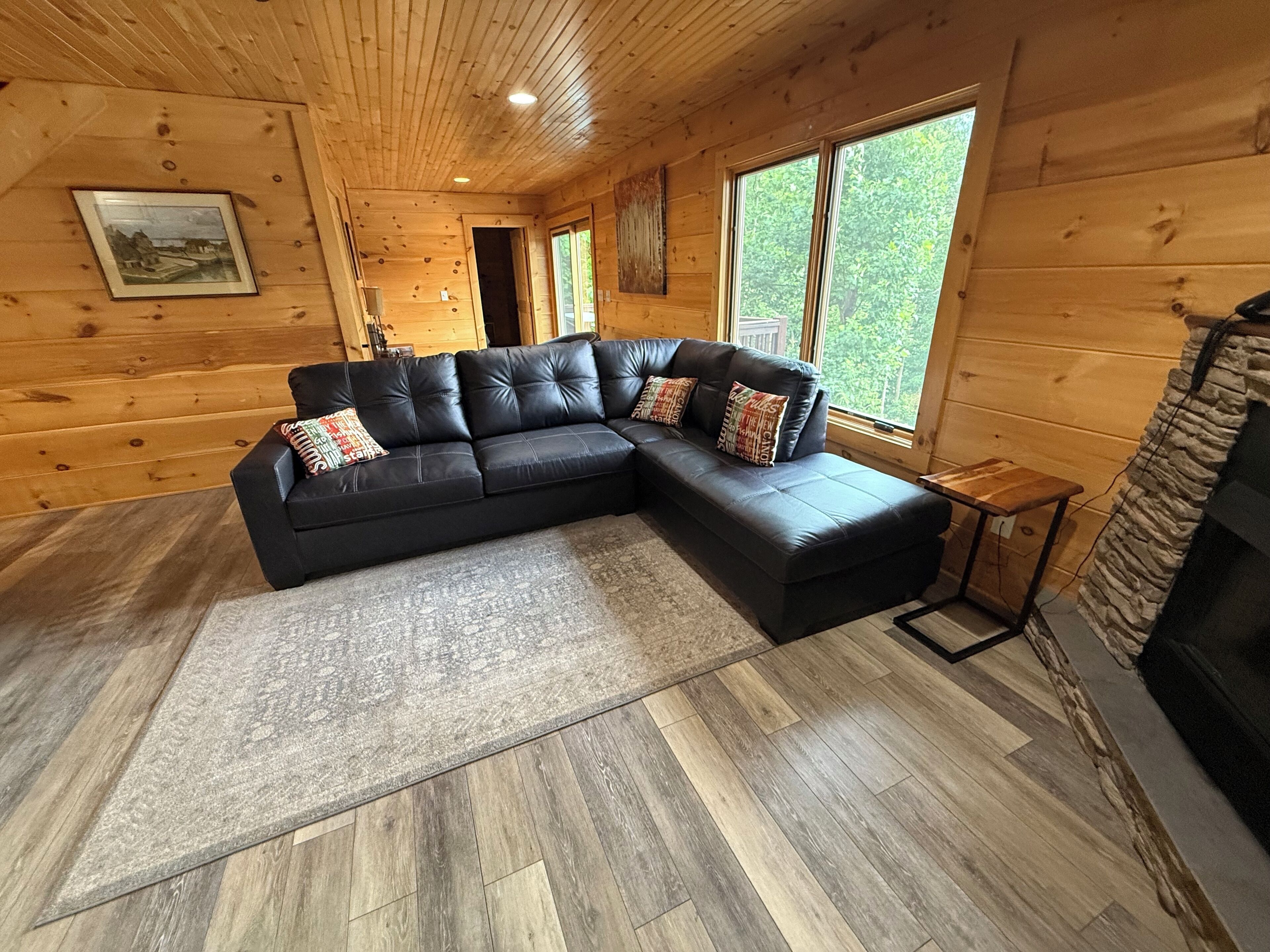 Una Smart TV, una chimenea, un futbolín, libros