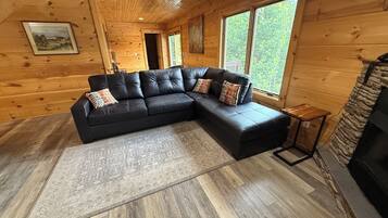 Smart-TV, Kamin, Tischfußball, Bücher