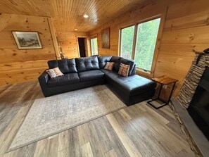 Smart TV, chimenea, futbolito y libros 