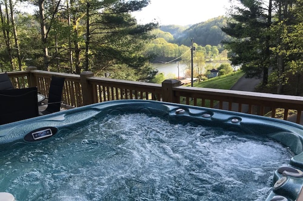 Overlook Watauga Lake, log cabin with lovely views, Boat Slip, HOT TUB, Canoe