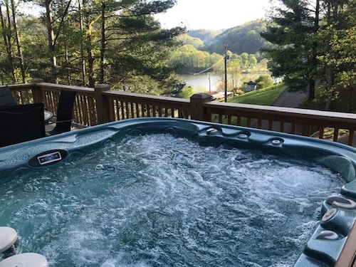 Overlook Watauga Lake, log cabin- BOAT DOCK, HOT TUB & FIRE PIT