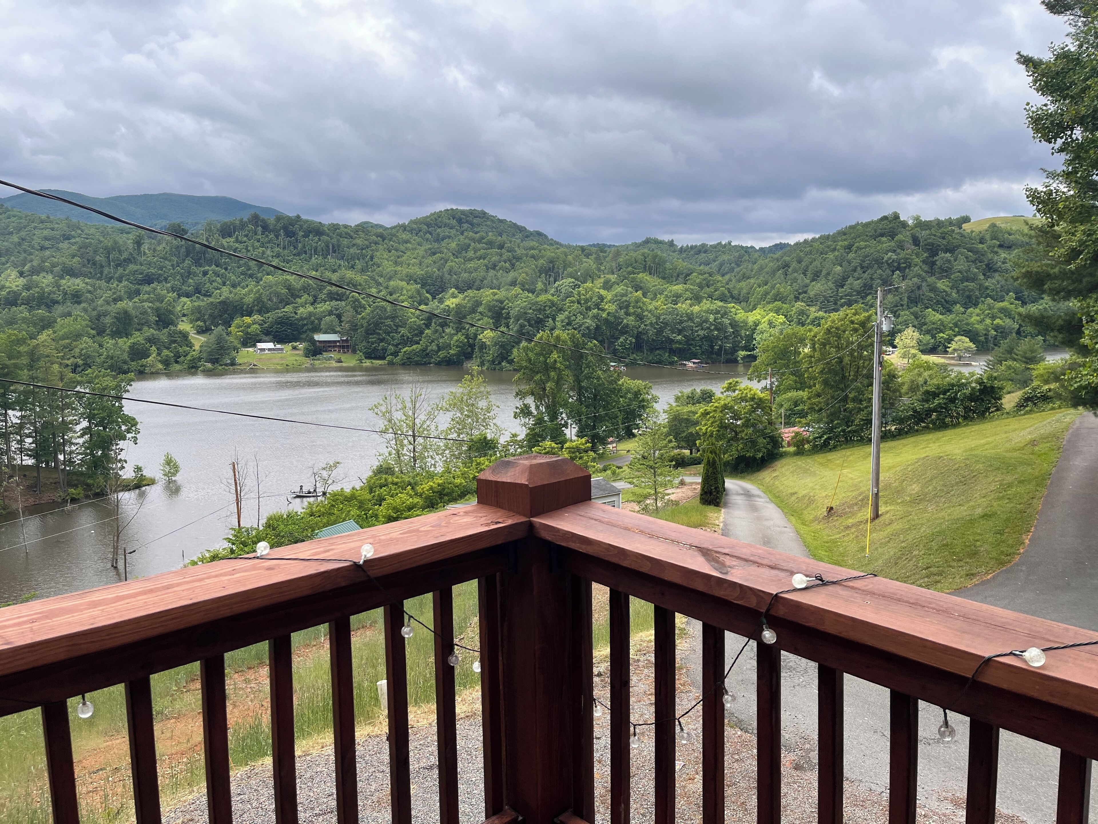 Overlook Watauga Lake, log cabin with lovely views, Boat Slip, and HOT TUB