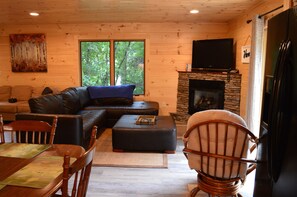 Smart TV, chimenea, futbolito y libros 