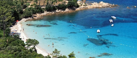 Una spiaggia nelle vicinanze