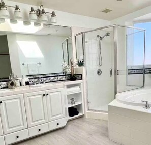 Combined shower/tub, jetted tub, hair dryer, towels