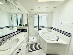 Combined shower/bathtub, jetted bath, hair dryer, towels