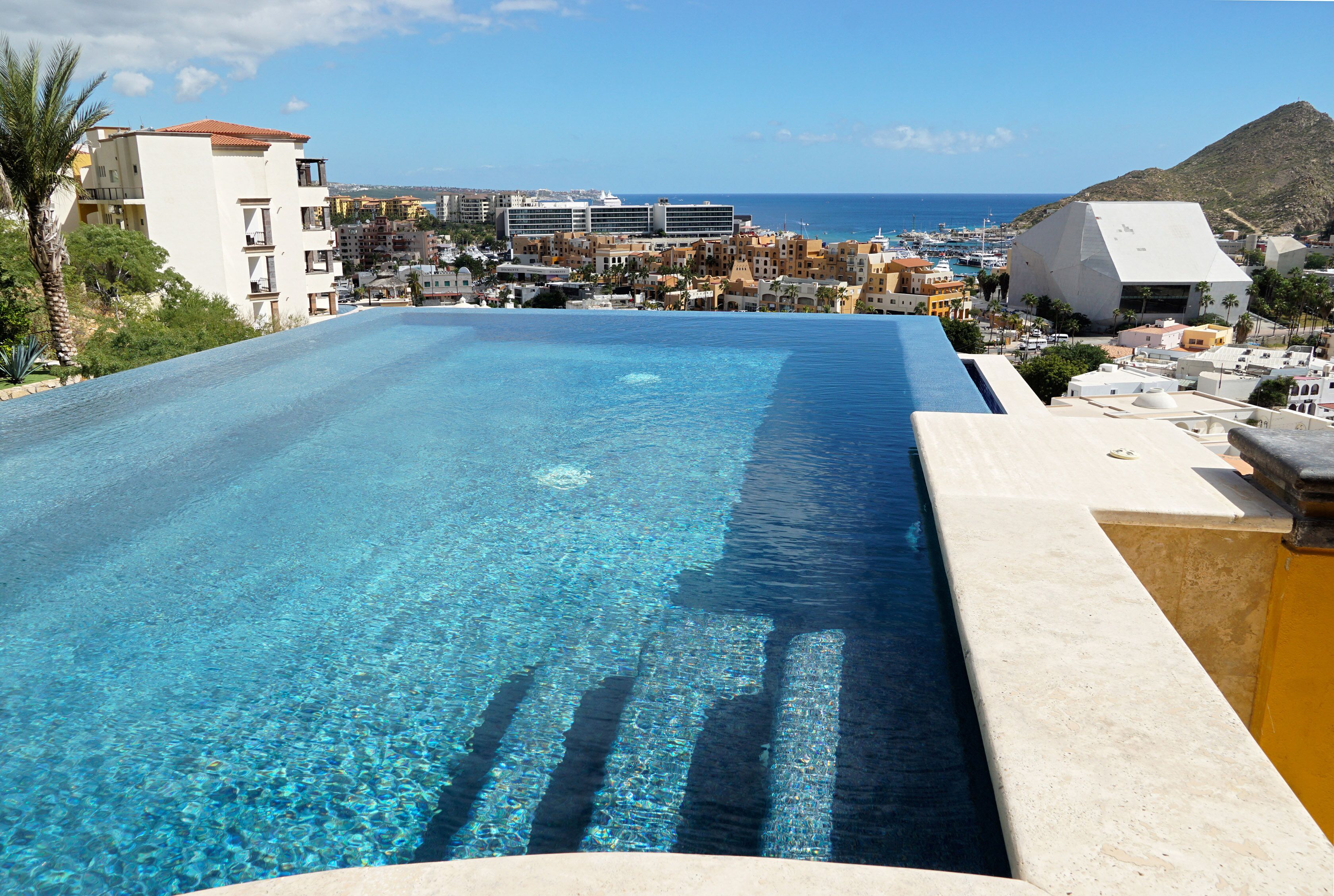 Luxurious 7 Bedrooms, Beautiful Pool and Views, Walk to Downtown