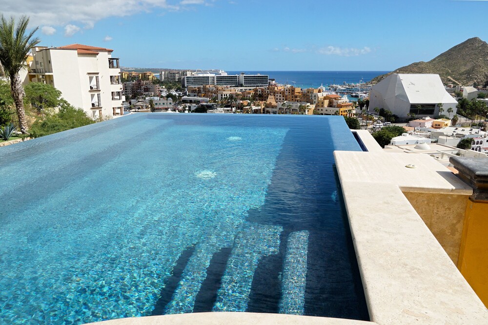 Luxurious 7 Bedrooms, Beautiful Pool and Views, Walk to Downtown