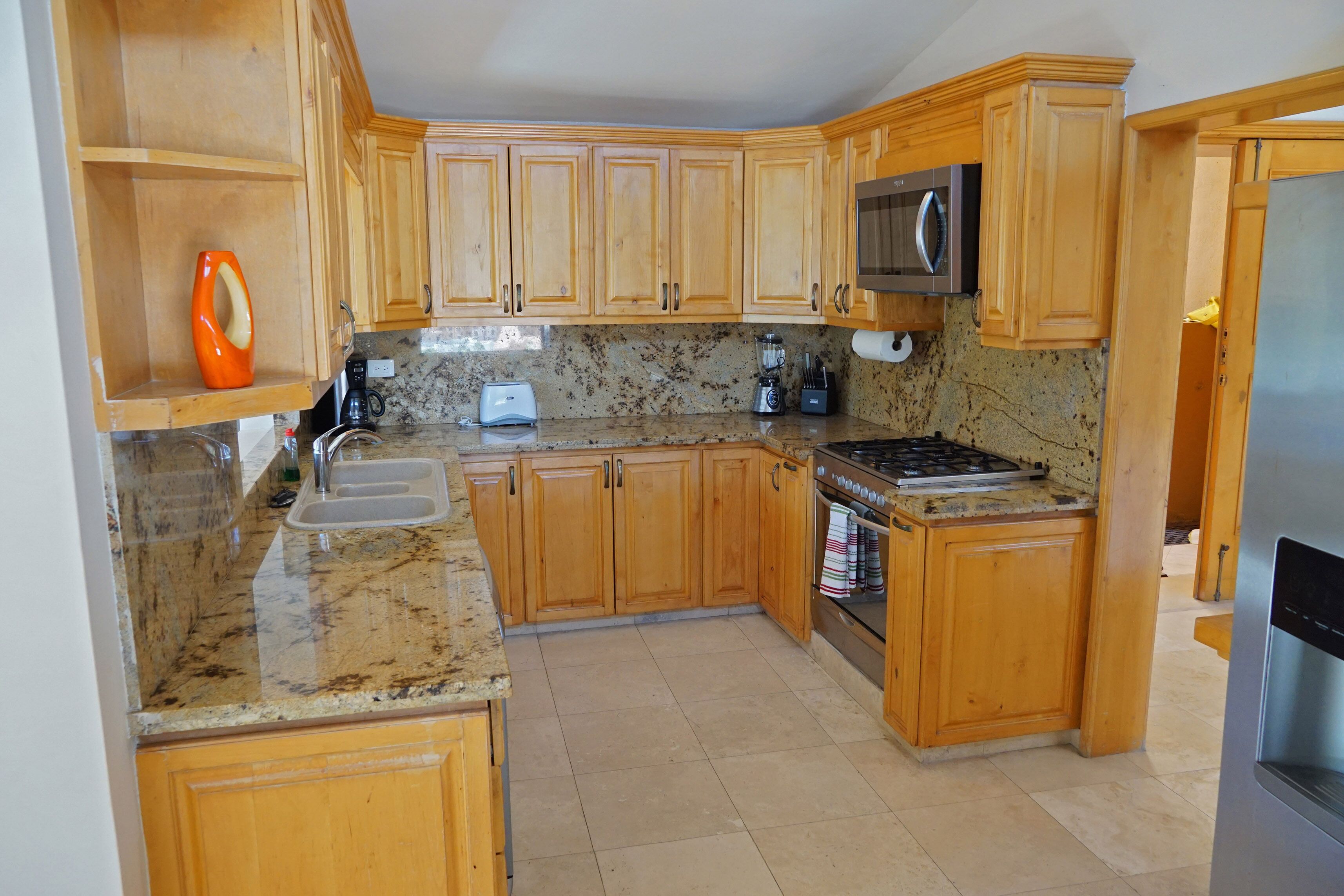 Luxurious 7 Bedrooms, Beautiful Pool and Views, Walk to Downtown