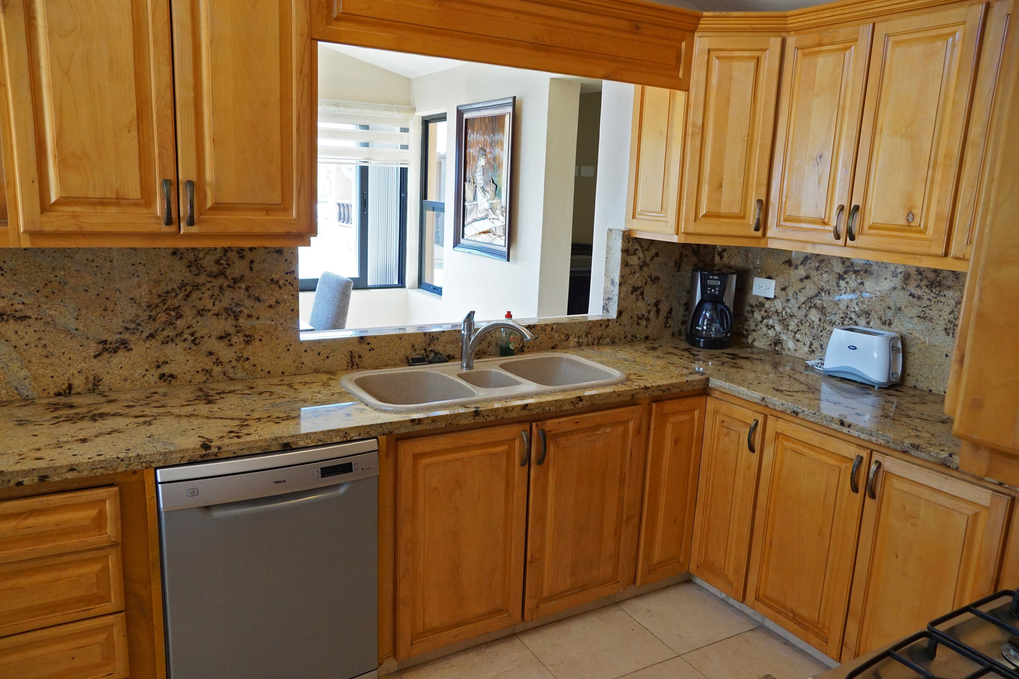 Luxurious 7 Bedrooms, Beautiful Pool and Views, Walk to Downtown